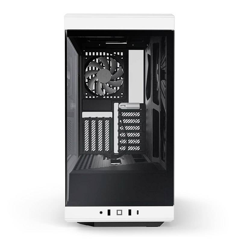 Ein schwarzes PC-Gehäuse mit transparentem Seitenteil zeigt einen Lüfter an der Rückseite und mehrere interne Einbauschächte im Inneren.
