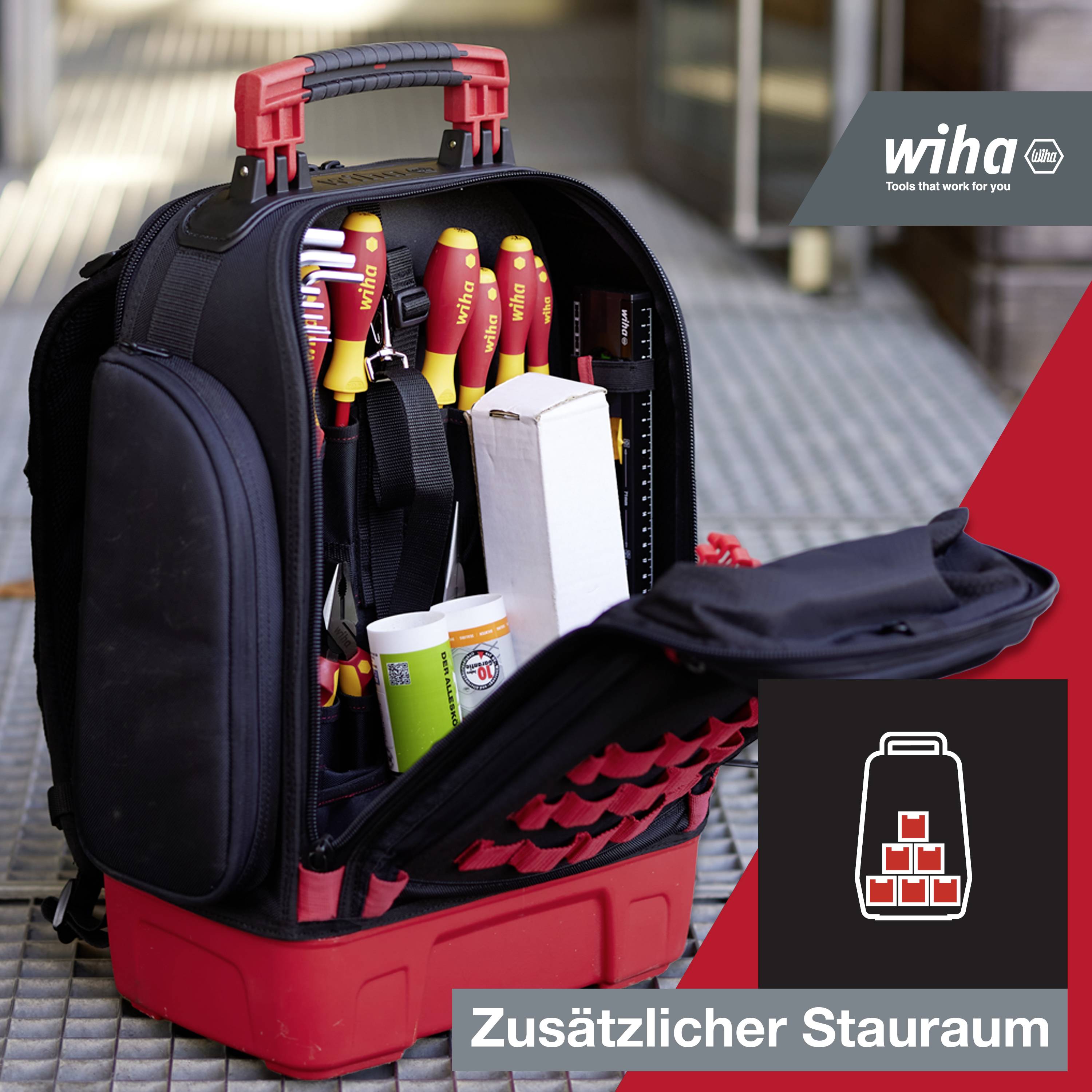 Ein Werkzeugrucksack mit geöffnetem Fach zeigt Schraubendreher und andere Werkzeuge. Text auf dem Bild: 'Zusätzlicher Stauraum'.