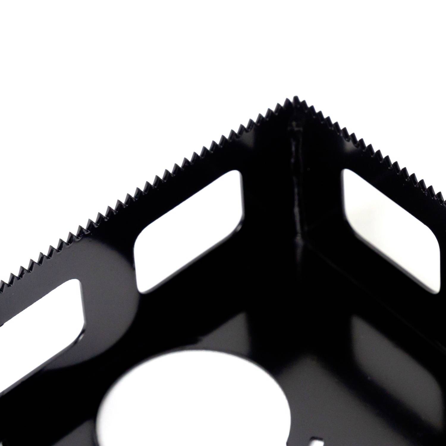 Eine schwarze, eckige Kunststoffstruktur mit Löchern. Es sieht stabil aus und ist für den technischen oder industriellen Gebrauch geeignet.