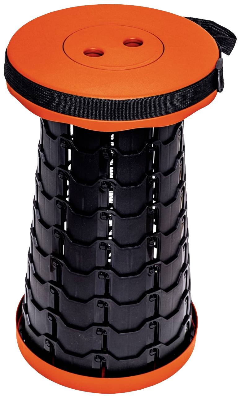 Zusammenklappbarer schwarzer Hocker mit orangefarbenem Rand und Trageriemen, ideal für unterwegs und platzsparendes Verstauen.