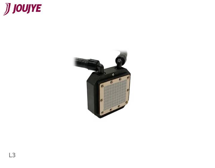 Ein quadratisches Gerät mit einem Gittermuster auf der Vorderseite und Kabelanschlüssen oben. Markiert mit 'L3' unten links.