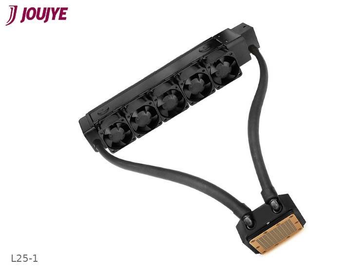 Ein Kühlsystem mit fünf kleinen Lüftern und zwei Schläuchen, die zu einem Kupferkühlkörper führen, oben links das Logo 'Jouiye'.