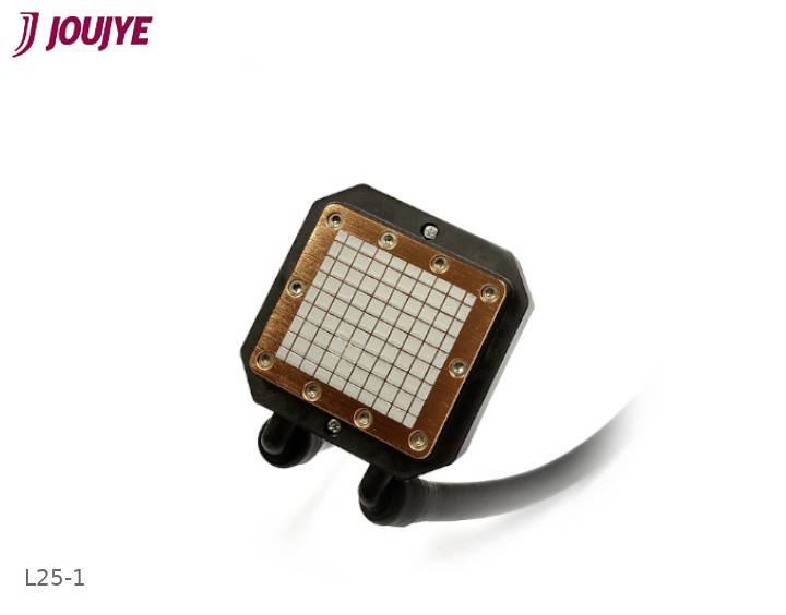 Nahaufnahme eines quadratischen elektronischen Bauteils mit Kupferkomponenten und Gitternetzmuster, Kabel an der Unterseite.