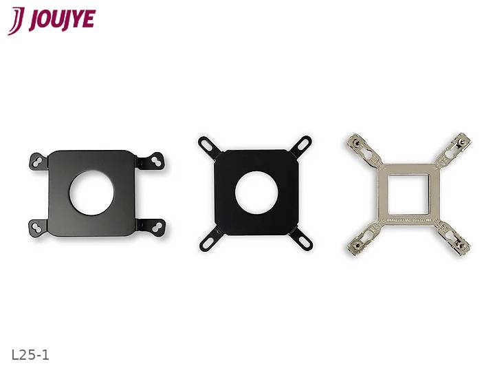 Drei CPU-Halterungen nebeneinander. Links und Mitte aus schwarzem Material, rechts aus metallischem Material. Logo der Marke oben links.