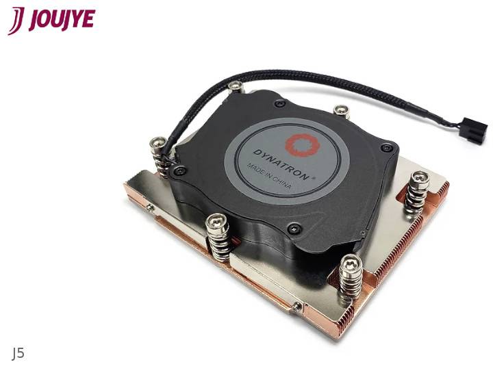 CPU-Kühler von Dynatron in schwarz, montiert auf Kupferplatte mit Metallfedern und Kabel.
