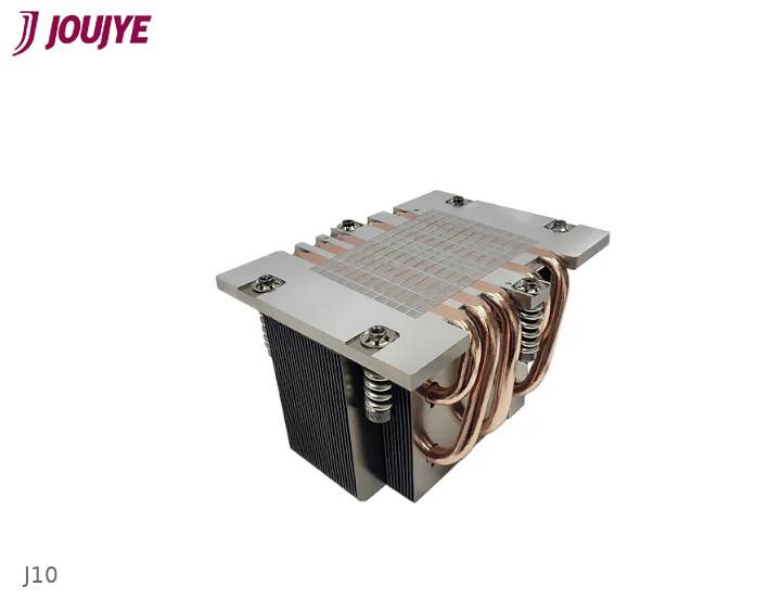 Silberfarbener Kühlkörper mit Kupferrohren, entworfen zur Wärmeableitung in elektronischen Geräten. L-förmige Struktur mit mehreren Lamellen.