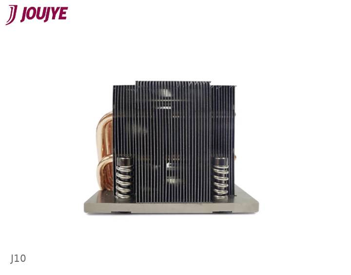 Kühlkörper mit Rippen und eingebauten Lüftern auf einer Metallbasis, links Kupferrohre sichtbar. Aufdruck: JOUJYE J10.