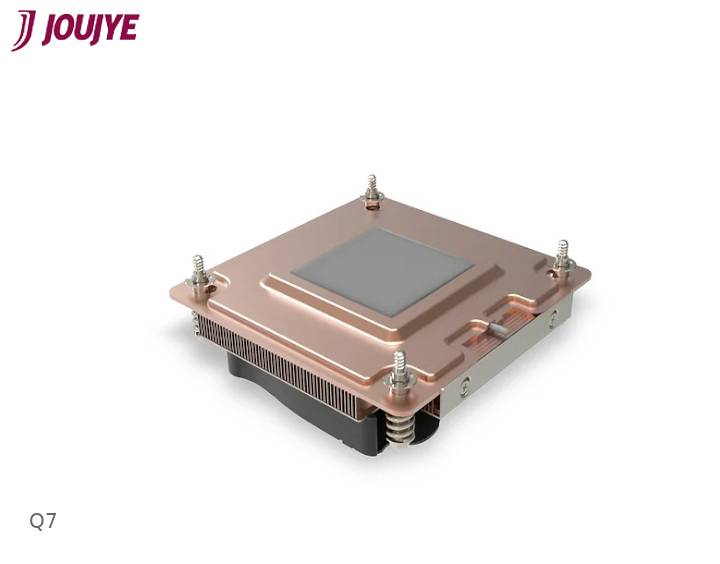 Kupferfarbene quadratische Computerkomponente mit silbernen Schrauben an den Ecken und Kühlrippen. Text 'Q7' unten links.