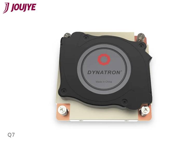 Lüftermodul mit quadratischem Kühlkörper und rundem schwarzen Lüfter, beschriftet mit 'Dynatron Made in China', umrahmt von Metallteilen.