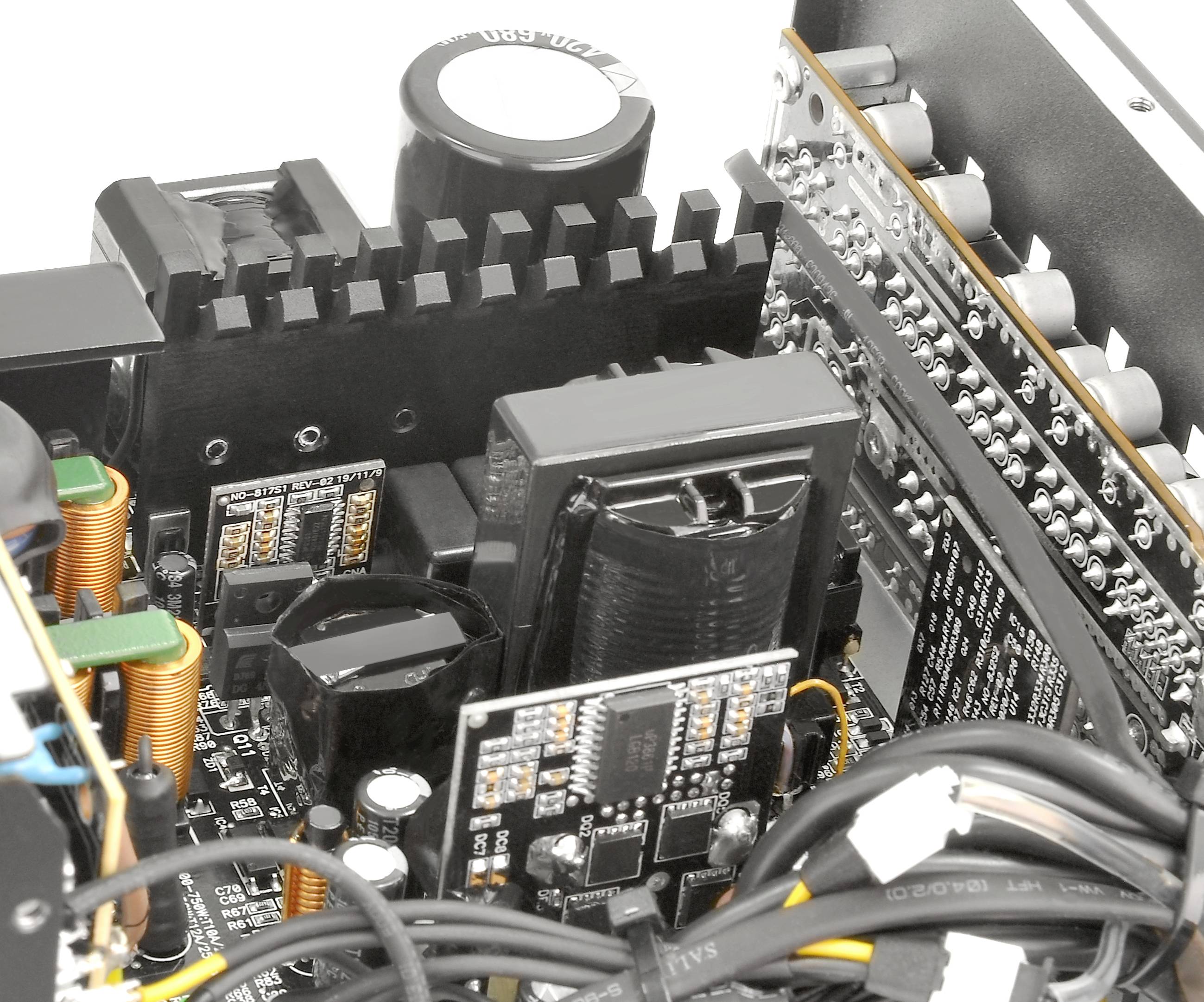 Thermaltake PS-TPD-0750F4FAGE-1 PC Netzteil 750 W ATX 80PLUS® Gold