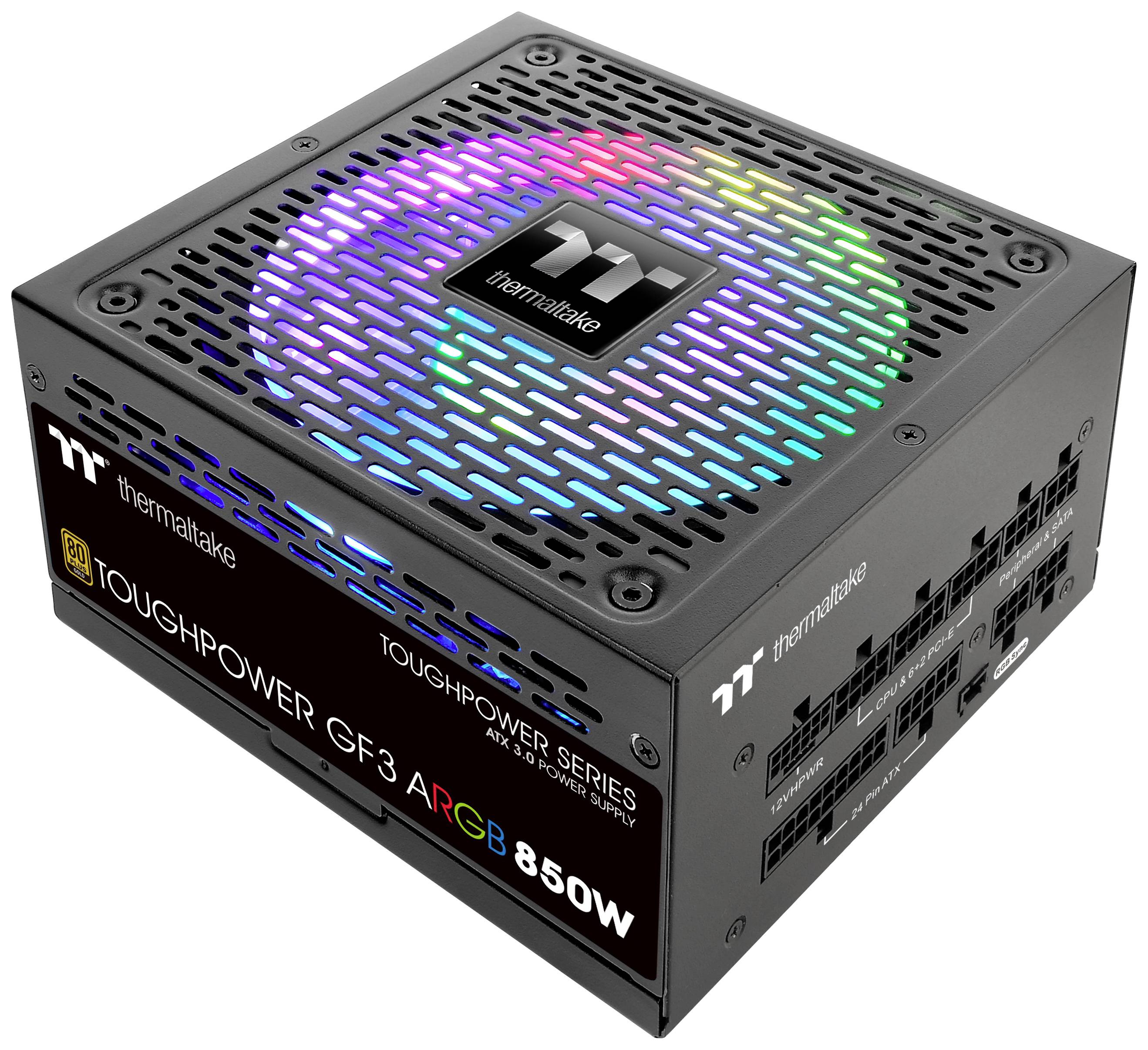Ein schwarzes Computernetzteil von Thermaltake, Modell 'Toughpower GF3 ARGB 850W', mit leuchtendem RGB-Lüfter oben.