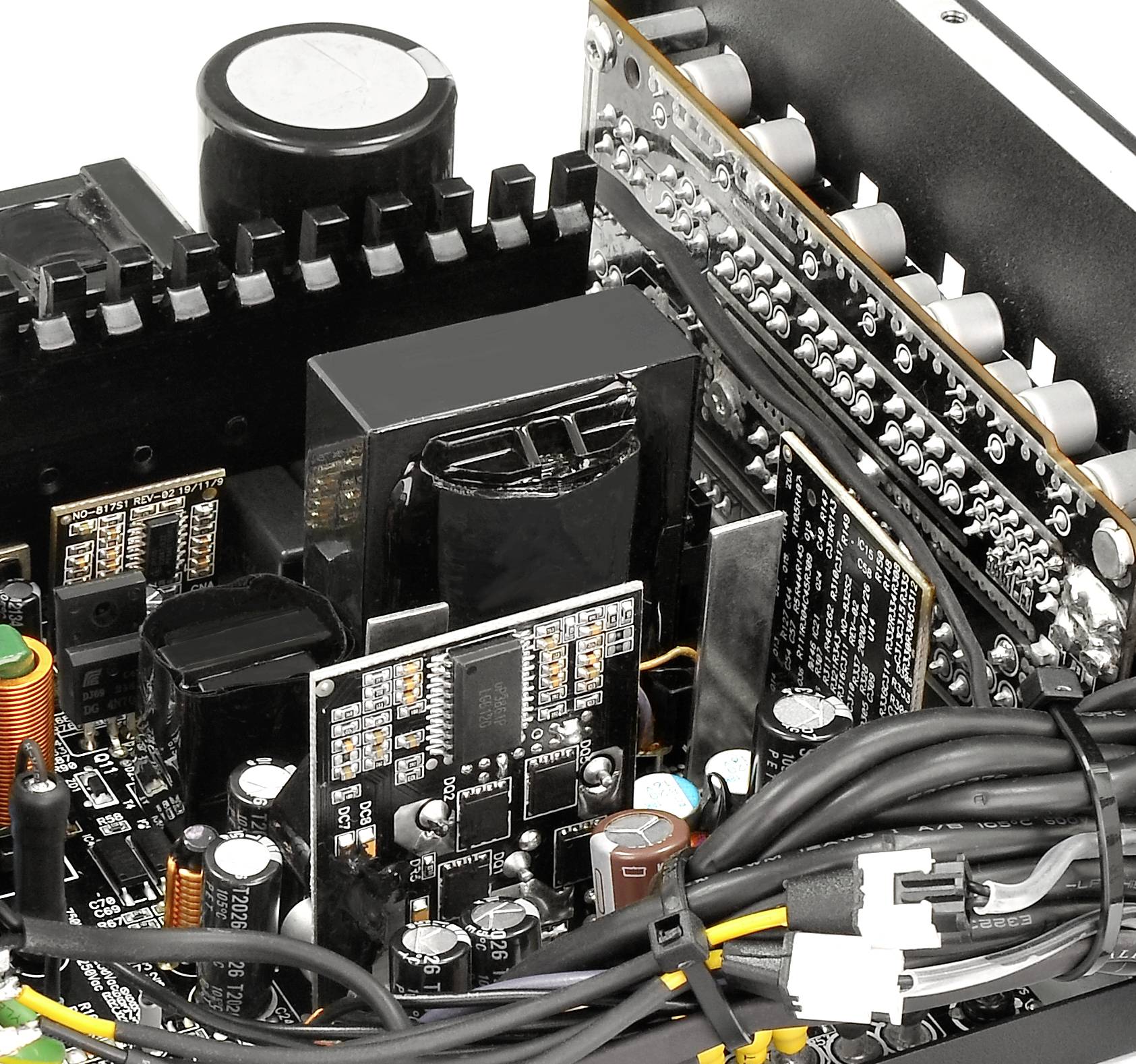 Nahaufnahme eines elektronischen Schaltkreises mit schwarzen, rechteckigen Komponenten und vielen Kabeln, die eine Verbindung herstellen.