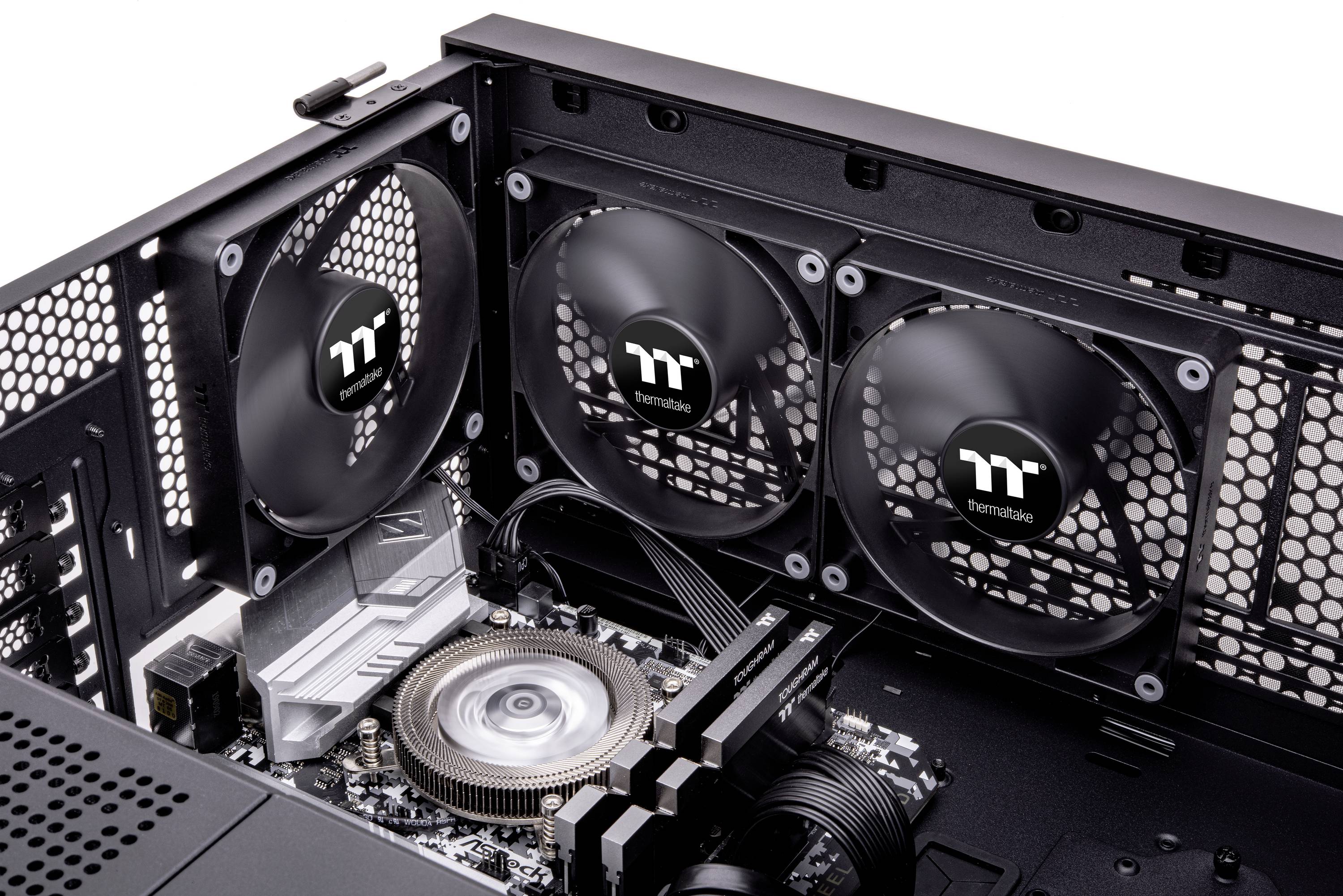 Ein Computergehäuse mit eingebautem Mainboard, mehreren Lüftern und einem Kühlsystem.