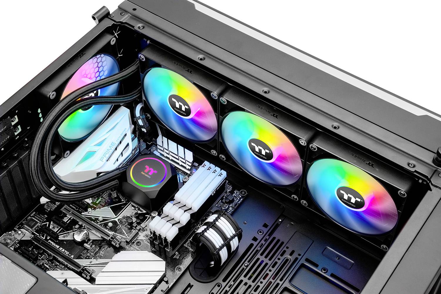 Ein geöffneter Computer zeigt die Innenansicht mit mehreren RGB-Lüftern und einem Kühlsystem auf einem Motherboard.
