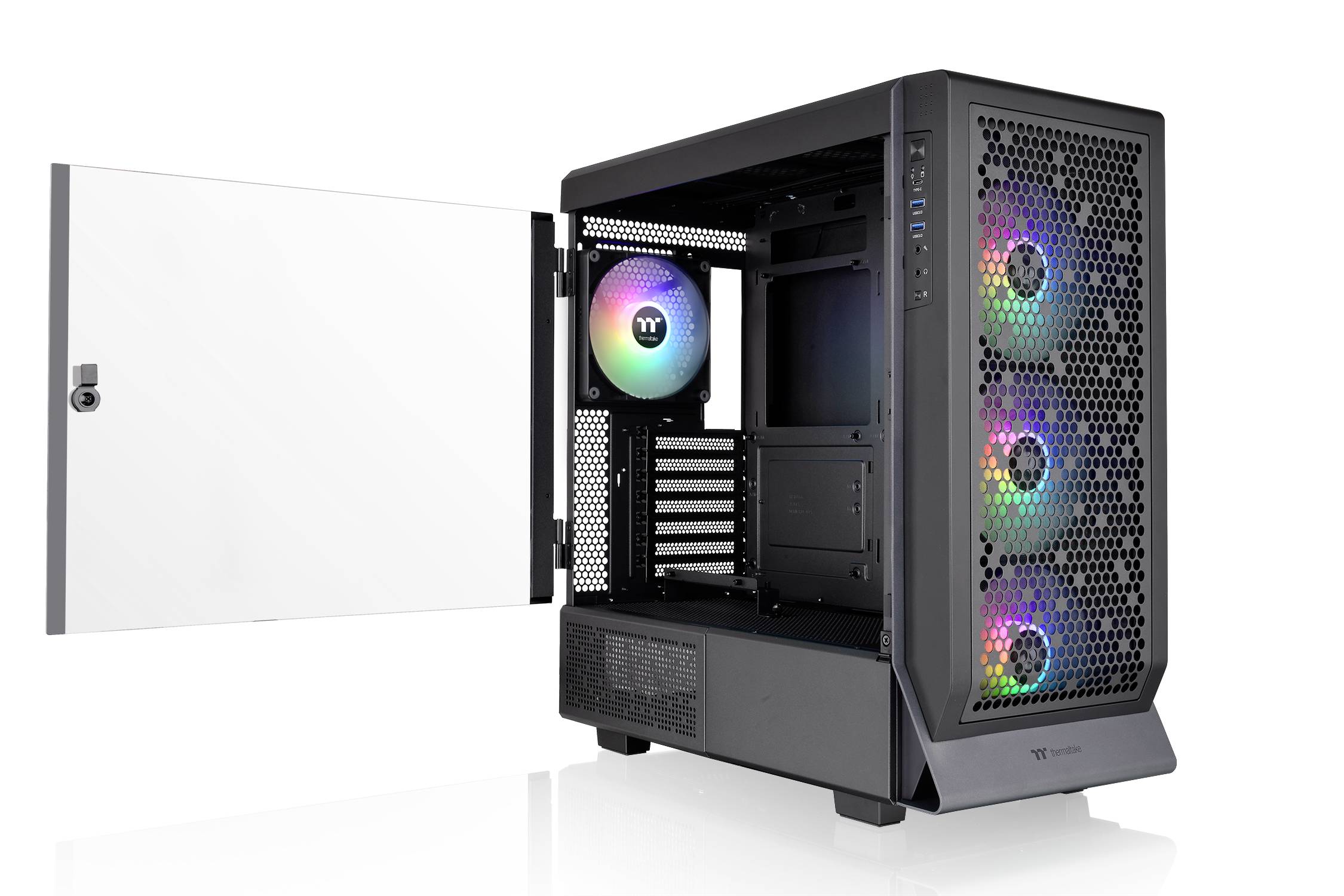 Ein schwarzes PC-Gehäuse mit geöffneter Glastür. Sichtbare RGB-Lüfter und interne Komponenten, geeignet für Gaming-PCs.