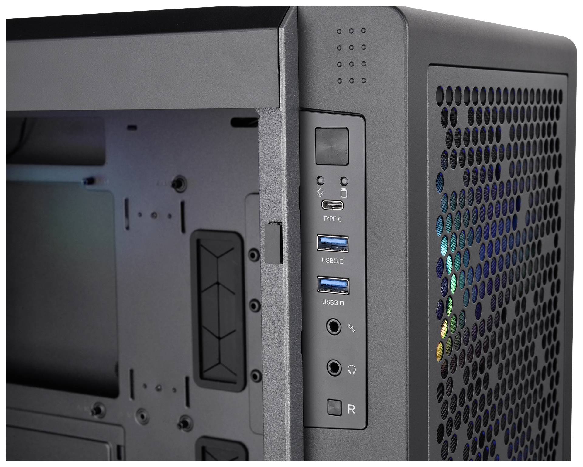 Ein schwarzes Computergehäuse mit mehreren USB-Anschlüssen und Lüftungsschlitzen. Die LED-Beleuchtung scheint durch das Gitter.