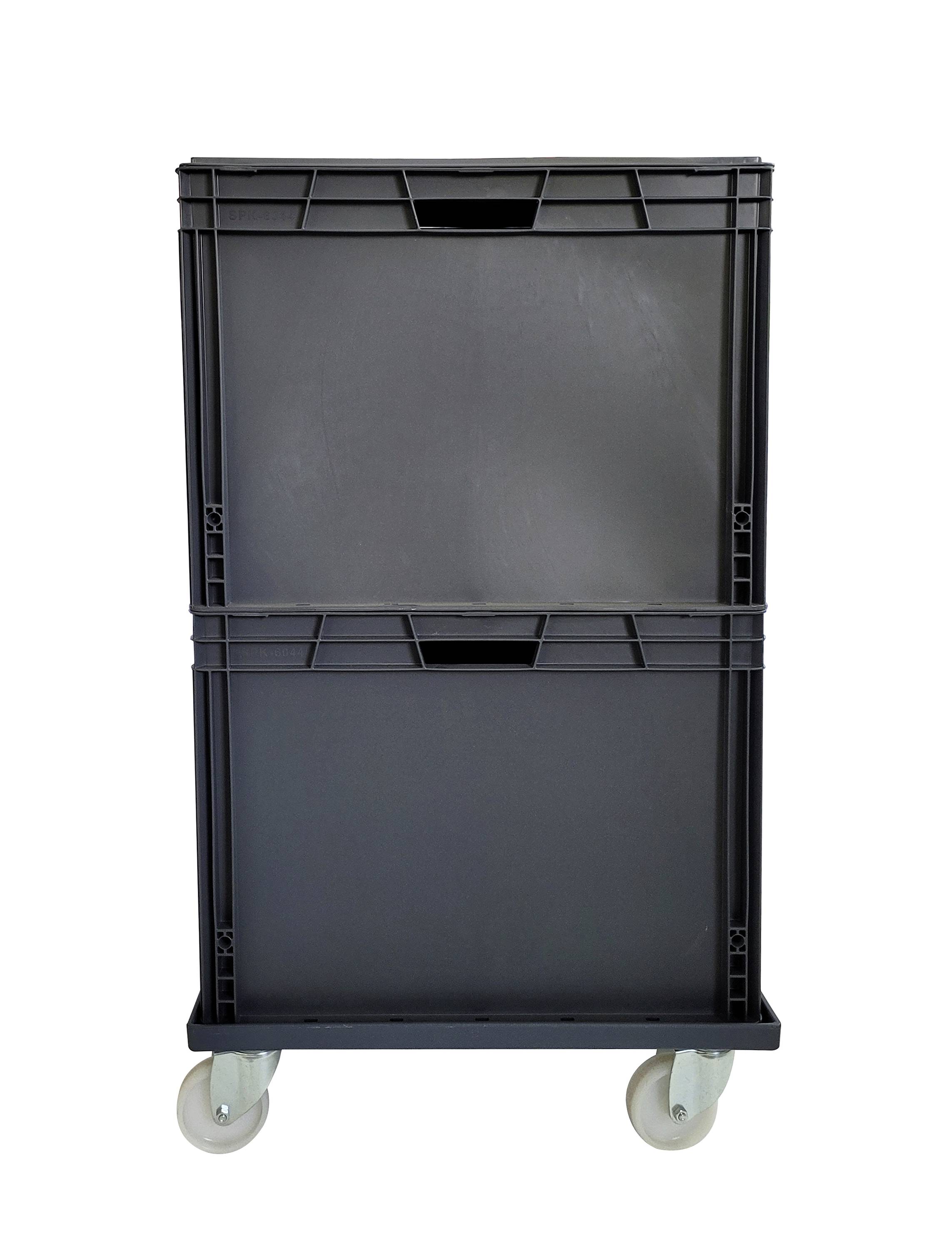 Ein gestapelter schwarzer Kunststoffbehälter auf Rollen, geeignet für den Transport oder die Lagerung von Gegenständen.