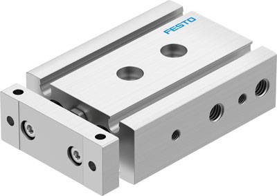 Ein silberner, rechteckiger pneumatischer Antrieb mit dem 'Festo'-Logo. Er hat zwei große Bohrungen und mehrere seitliche Schraubgewinde.