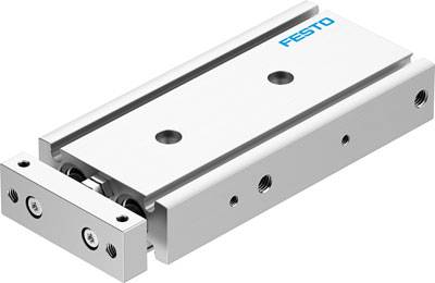 'Festo'-Schlittenzylinder in weißem Metall, mit zwei parallelen Schlittenführungen und Befestigungslöchern, seitliche Anschlüsse sichtbar.