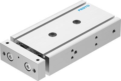 Ein pneumatischer Schlitten von Festo, silbern, mit zwei Befestigungslöchern und eingraviertem Logo, wird in Maschinenbau eingesetzt.