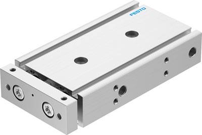 Ein silberner pneumatischer Zylinder von Festo mit zwei Befestigungslöchern und seitlichen Anschlüssen, horizontal ausgerichtet.