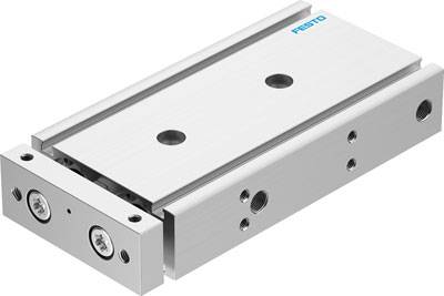 Ein silberner pneumatischer Zylinder mit rechteckigem Gehäuse und mehreren Anschlussöffnungen, beschriftet mit 'Festo'.