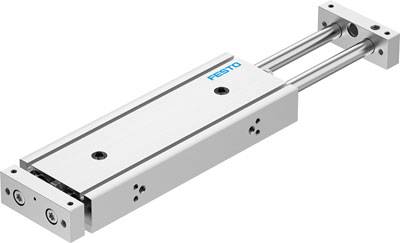 Ein pneumatischer Linearantrieb mit zwei parallel verlaufenden Stangen zur präzisen Führung, silberfarbenes Gehäuse mit Festo-Logo.