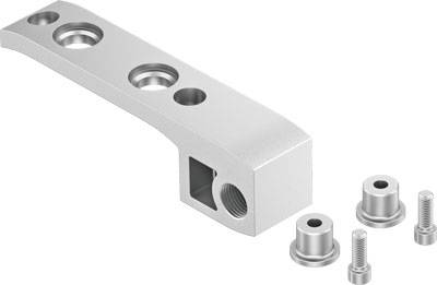 Metallisches Bauteil mit fünf Löchern und rechteckiger Öffnung, daneben zwei Schrauben und zwei zylinderförmige Adapter.