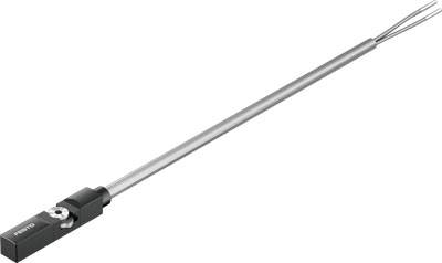 Ein langer, silberner Sensorstab mit einem schwarzen rechteckigen Kopf, der Kabel an einem Ende hat. Verwendet in industriellen Anwendungen.