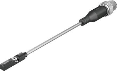 Ein länglicher metallischer Sensor mit einem Verbindungskabel und einem Steckanschluss an einem Ende. Der Sensor ist von Festo.