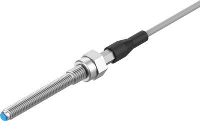 Nahaufnahme eines zylindrischen Sensors mit Gewinde und Kabelanschluss. Der Sensor hat eine glatte, silberne Oberfläche.