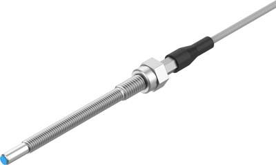 Ein zylindrischer Näherungssensor aus Metall mit Kabel und Steckverbinder, verwendet zur berührungslosen Objekterkennung.
