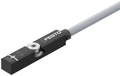 Ein schwarzer zylinderförmiger Sensor mit der Aufschrift 'FESTO' und einem grauen Anschlusskabel.