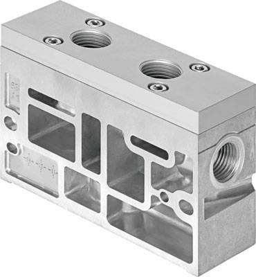 Metallblock mit mehreren Anschlüssen und Bohrungen, möglicherweise ein Ventilblock oder ein Teil eines hydraulischen Systems.