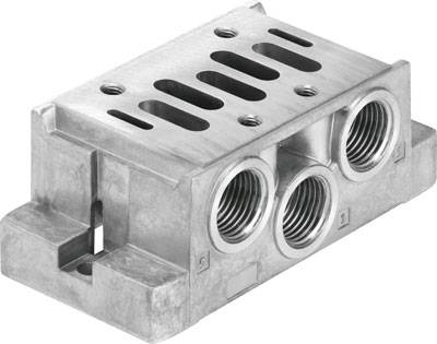 Metallkomponente mit drei Gewindeöffnungen, rechteckiger Blockform und Lüftungsschlitzen oben; möglicherweise Teil eines mechanischen Systems.