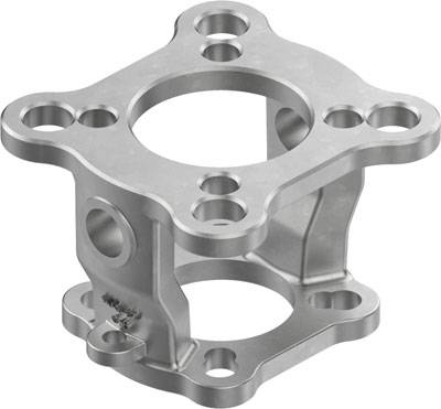 Ein silbernes, komplex geformtes Metallbauteil mit mehreren Öffnungen und Kanten, möglicherweise ein Maschinen- oder Motorteil.
