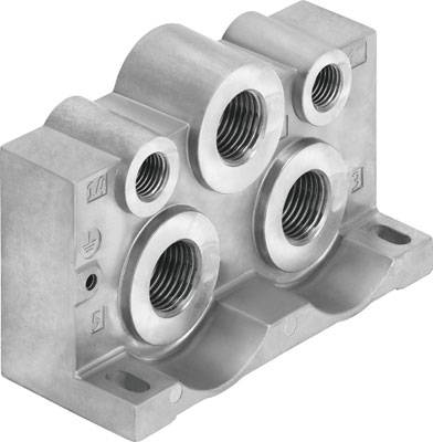 Eine silberne Metallkomponente mit mehreren Gewindeöffnungen verschiedener Größen, vermutlich ein Teil eines industriellen Systems oder einer Maschine.