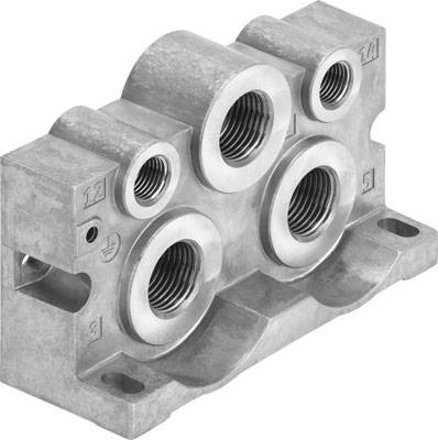 Ein Metallblock mit mehreren zylindrischen Gewindebohrungen unterschiedlicher Größe, vermutlich für hydraulische oder pneumatische Anschlüsse.