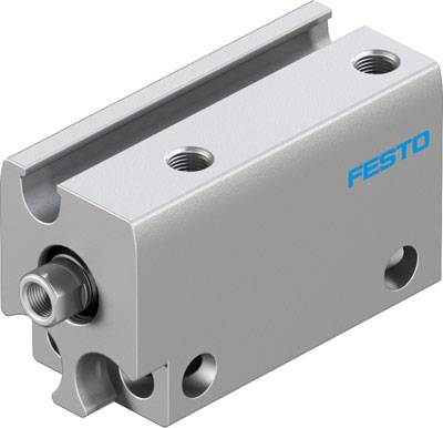 Pneumatischer Zylinder mit der Aufschrift 'FESTO' auf der Seite, rechteckige Metallform mit mehreren Befestigungslöchern.