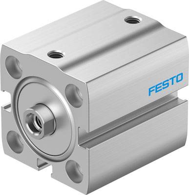 Ein metallischer pneumatischer Zylinder von Festo mit vier Befestigungsbohrungen und dem Markennamen auf der Seite.
