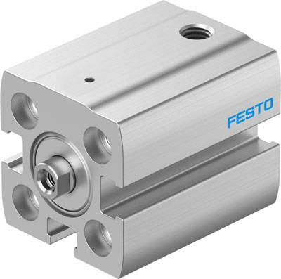 Metallischer Pneumatikzylinder von Festo mit quadratischem Gehäuse und vier Befestigungspunkten, geeignet für industrielle Anwendungen.