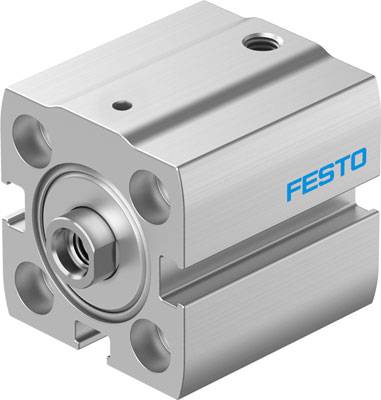 Zylinder mit vier Bohrungen, glänzende Metalloberfläche, blauer 'FESTO'-Aufdruck auf der Seite. Industrial Design, wahrscheinlich pneumatisch.
