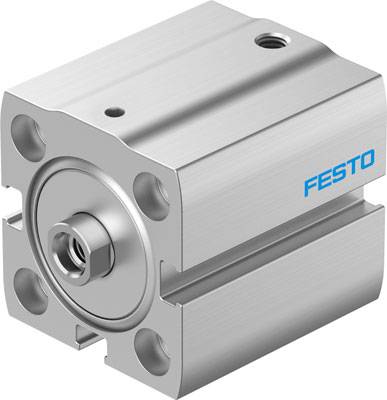 Ein kompakter, zylindrischer Pneumatikzylinder aus Metall mit der Aufschrift 'Festo', geeignet für industrielle Anwendungen.