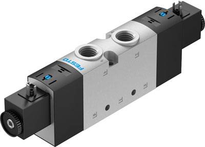 Ein elektrisches Pneumatikventil von Festo mit zwei Anschlüssen, schwarzem Gehäuse und blauen Markierungen.
