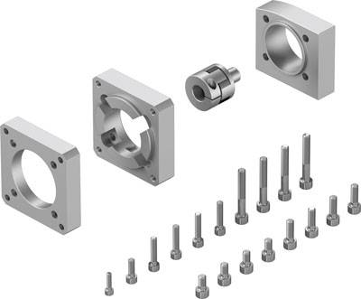 Einzeln dargestellte mechanische Bauteile eines Montagesatzes, einschließlich Metallplatten mit Öffnungen, Bolzen und Schrauben.
