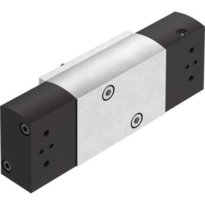 Ein rechteckiges Metallteil mit schwarzen Enden und mehreren Anbaulöchern am Rande.