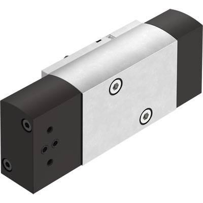 Ein rechteckiges elektrisches Bauelement mit schwarzem Kanten und silberner Oberfläche; wahrscheinlich ein elektrischer Schalter.