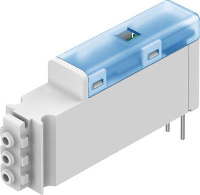 Weißes und blaues elektrisches Bauteil, rechteckige Form mit drei Anschlussstiften und Steckverbindung, used likely in technischen Anwendungen.