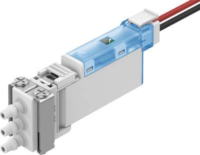 Schlauchanschluss mit drei Düsen, blauer Halterung und Stromkabel; verwendet in pneumatischen Systemen zur Steuerung von Luftflüssen.
