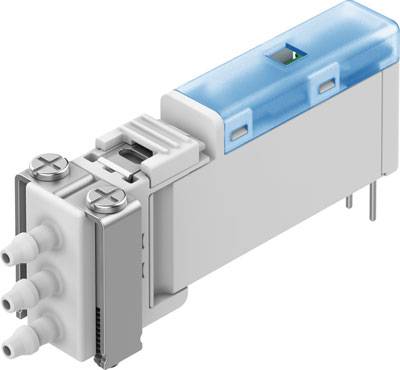 Ein elektrisches Bauteil mit drei weißen Anschlüssen und einem blauen, durchsichtigen Gehäuseteil oben, zeigt ein Ventil.